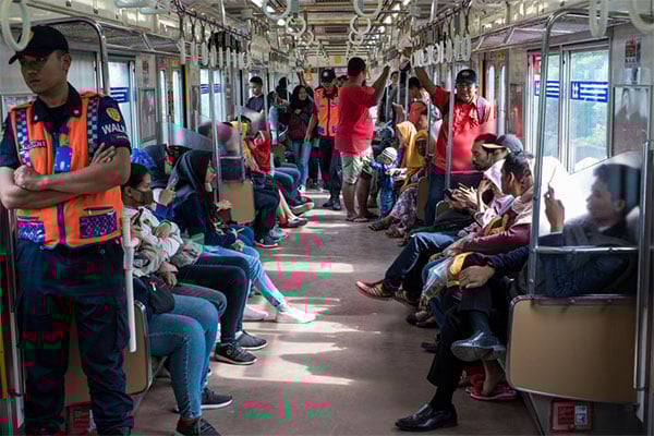 ジャカルタの鉄道。車内には警備員の姿（画像：benoitricoine／123RF）。
