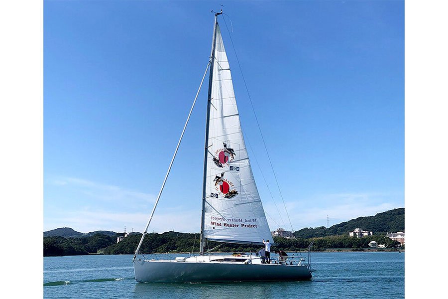 商船三井らが2021年11～12月に実証運航を行った「ウインズ丸」。海洋風による発電→船内で水素を生産・貯蔵→貯蔵水素を使用した燃料電池による発電→電動プロペラによる推進で運航に成功。大型船の動力開発にも活かす（画像：商船三井）。