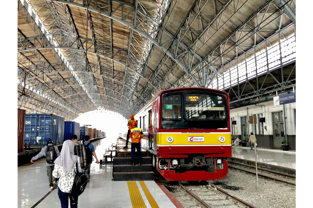 インドネシア・ジャカルタ周辺で活躍する元国鉄205系電車（編集部撮影）。
