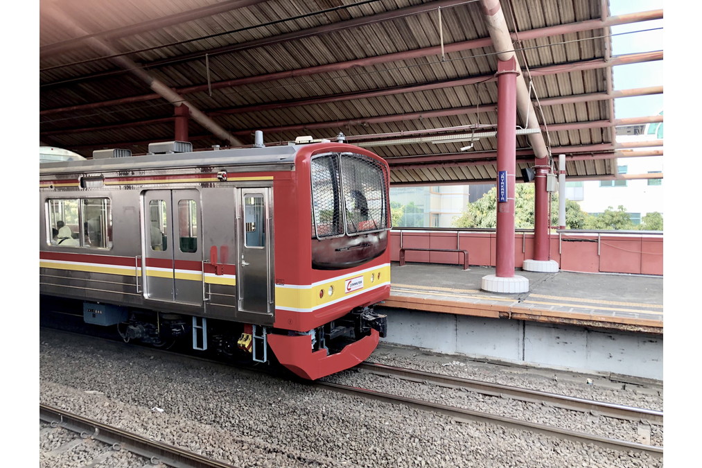 インドネシア・ジャカルタ周辺で活躍する元国鉄205系電車（編集部撮影）。