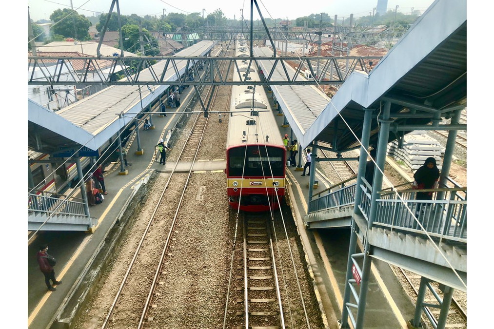 インドネシア・ジャカルタ周辺で活躍する元国鉄205系電車（編集部撮影）。