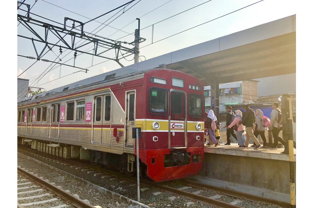 インドネシア・ジャカルタ周辺で活躍する元東急8500系電車（編集部撮影）。