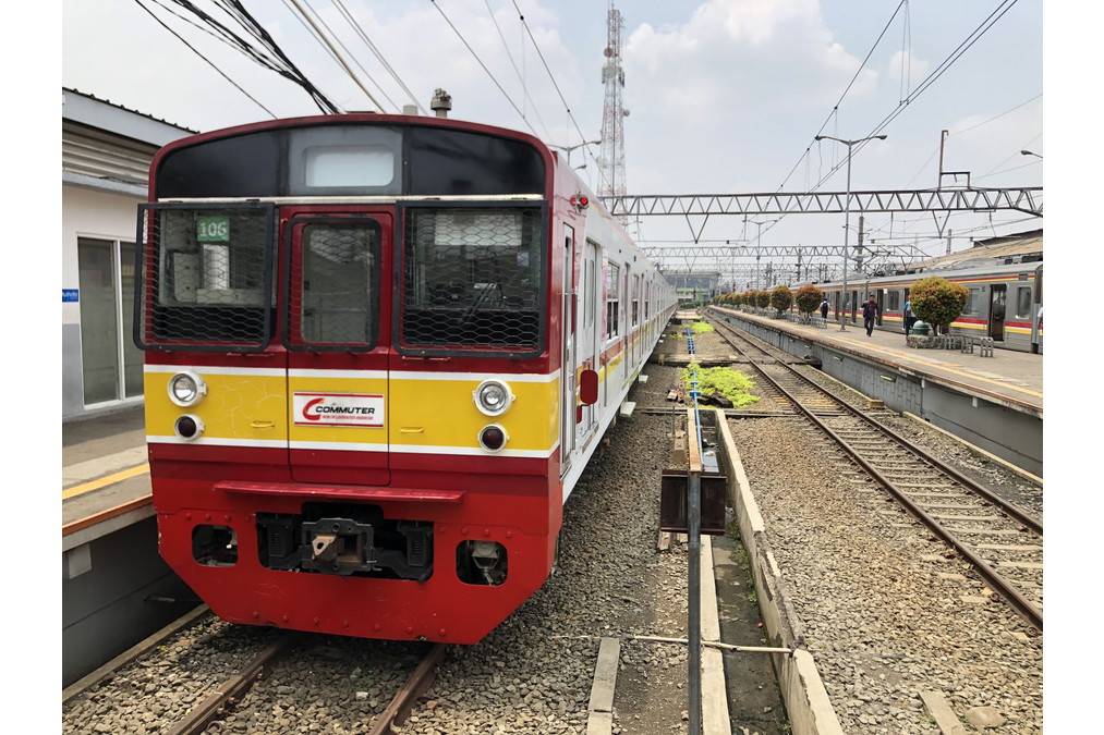 インドネシア・ジャカルタ周辺で活躍する元国鉄203系電車（編集部撮影）。