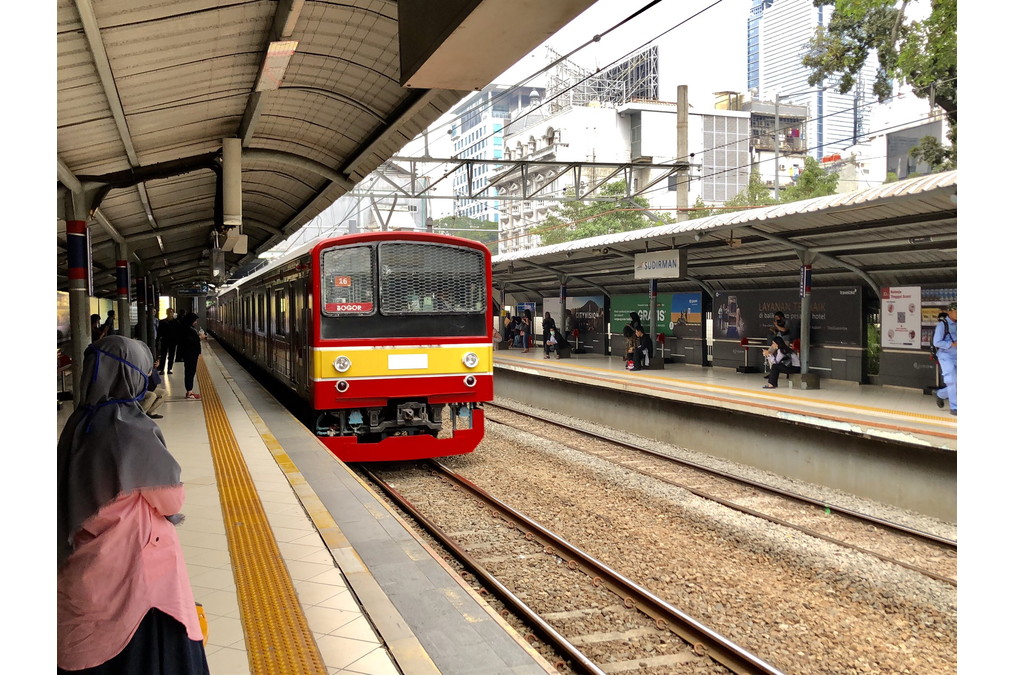 インドネシア・ジャカルタ周辺で活躍する元国鉄205系電車（編集部撮影）。