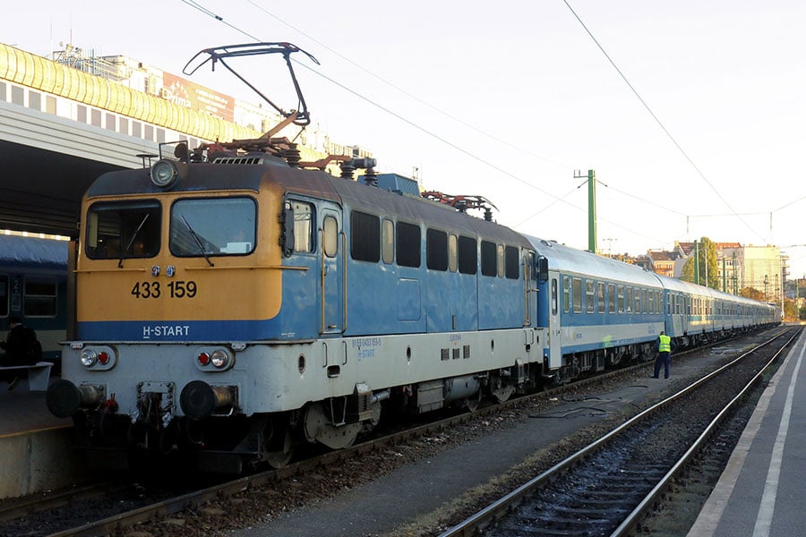 ヨーロッパでは、まだまだ機関車牽引の客車列車が主流となっている（橋爪智之撮影）。