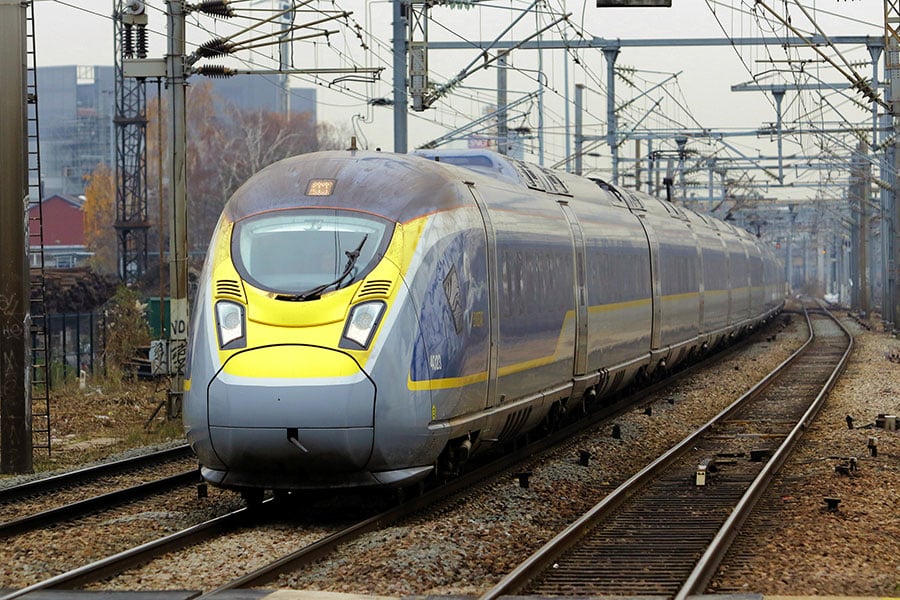 ICE3以降、ドイツのシーメンスは動力分散方式の高速列車を作り続ける。同社が製造する高速列車Velaroも動力分散方式（橋爪智之撮影）。