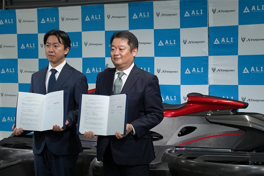 山梨県との連携協定を締結。左から片野社長、長崎県知事（画像：A.L.I.Technologies）。