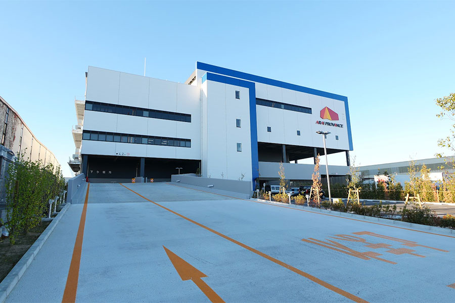 2021年10月に竣工、延床面積約1万坪のアライプロバンス浦安物流センター（坂田良平撮影）。