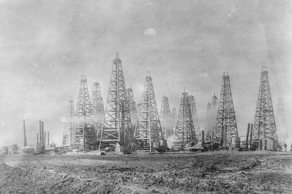 油井やぐらが立ち並ぶテキサス州スピンドルトップ。1901年に油田が発見され、米国の石油産業発祥の地といわれるようになった（画像：Library of Congress）。