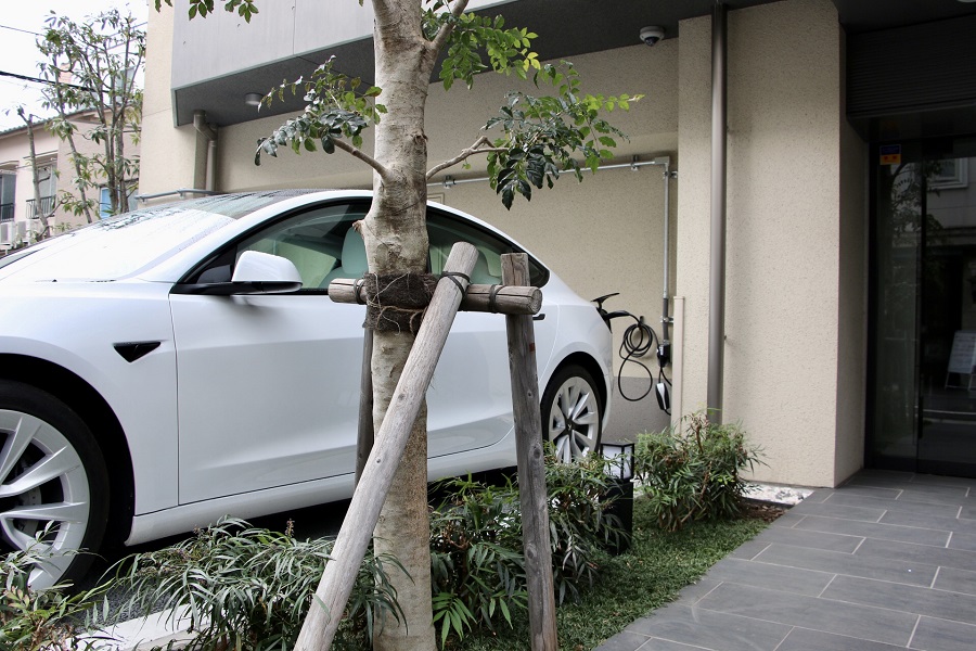 国内初、全駐車場にEV充電コンセントを備えた賃貸マンションが登場（画像：ユビ電）。