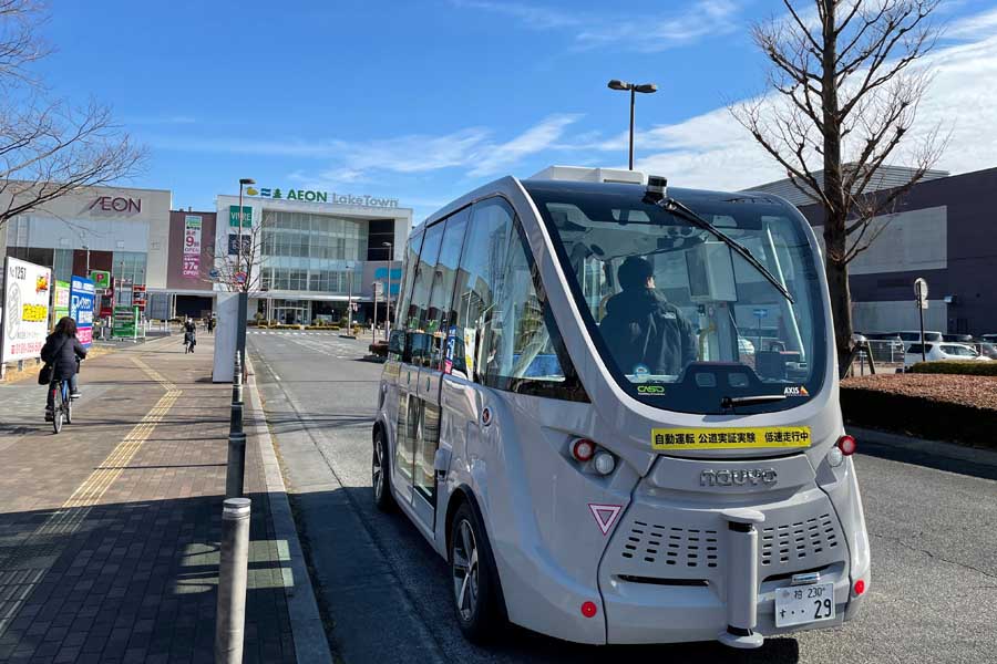 実証実験で埼玉県越谷市を走った自動運転バス「NAVYA ARMA」。4Kカメラを搭載している（画像：BOLDLY）