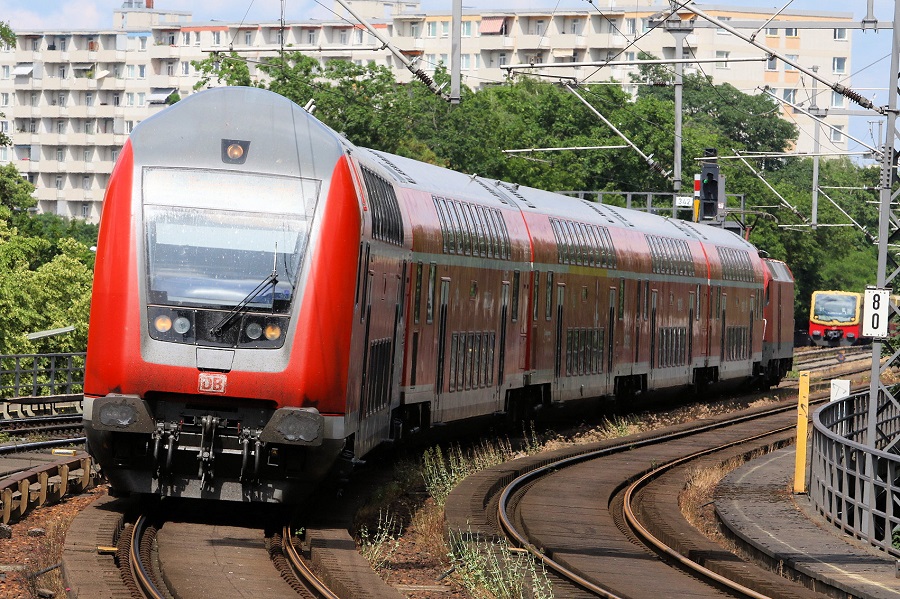 運転台付き制御客車を先頭に走るドイツの2階建て近郊列車（画像：橋爪智之）。