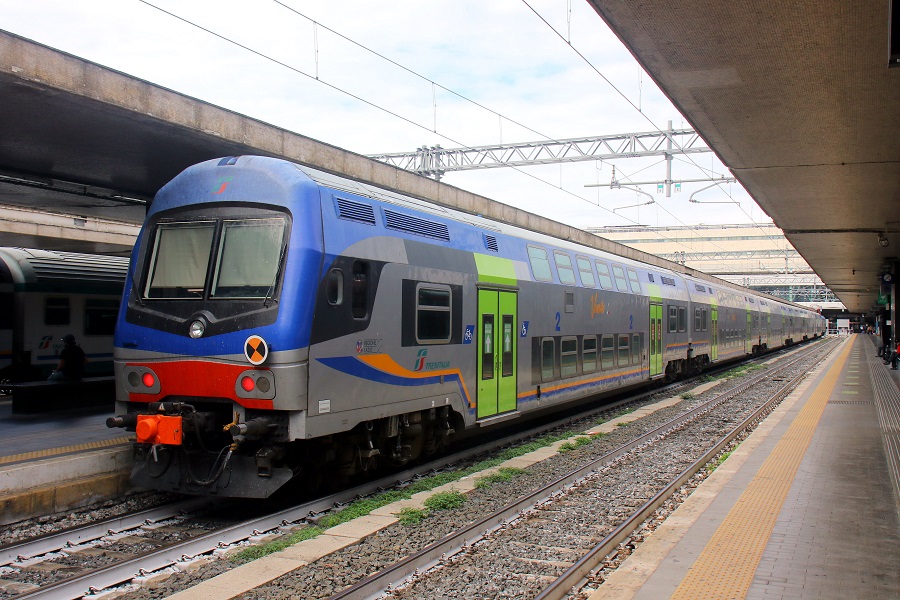 一見すると電車のようにも見えるが、編成の反対側に機関車を連結。大都市圏を中心に運行されるイタリアの2階建て客車（画像：橋爪智之）。