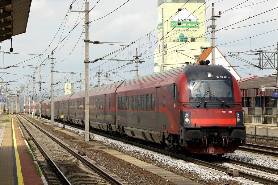 純粋な機関車＋客車で編成された列車の中では最速を誇るオーストリアのレイルジェット。最高速度は230Km/hを誇る（画像：橋爪智之）。