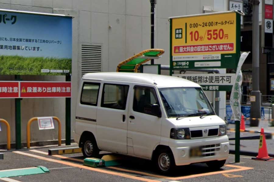 東京都中央区にある「三井のリパーク 銀座6丁目第4駐車場」。利用料金は550円／10分と書いてある2021年6月撮影（画像：(C)Google）