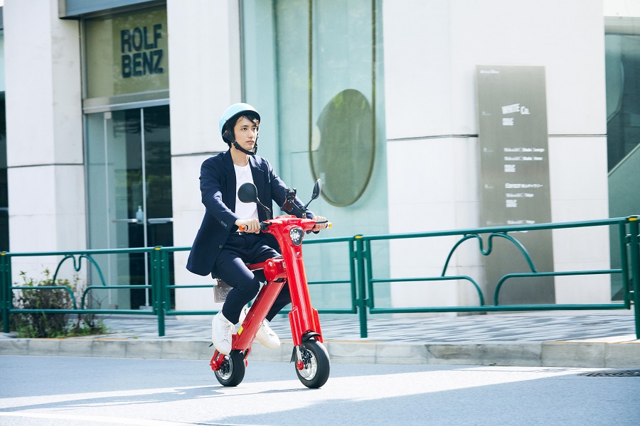 折りたたみ式電動バイクのシェアリングサービス「Shaero」（画像：シェアード・モビリティ・ネットワークス）。