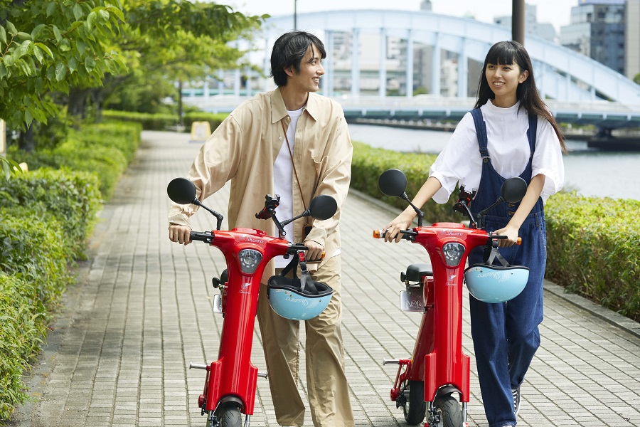 折りたたみ式電動バイクのシェアリングサービス「Shaero」（画像：シェアード・モビリティ・ネットワークス）。