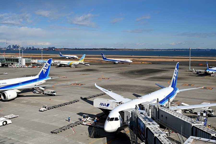 羽田空港第2ターミナルに駐機するANA機など（画像：シカマアキ）