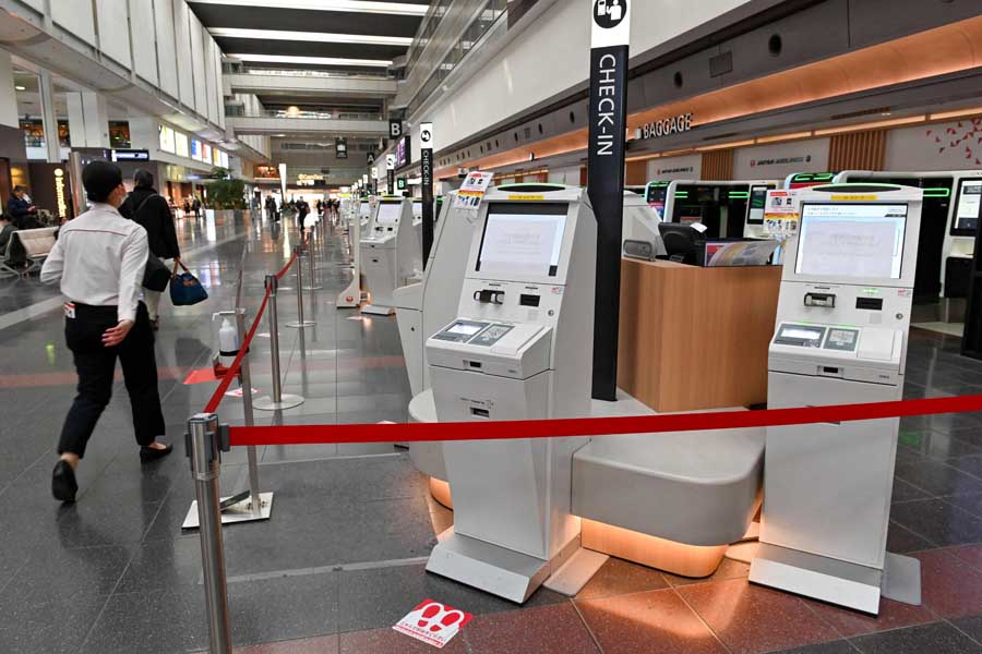 2022年2月16日、羽田空港でロープで封鎖された日本航空の自動チェックイン機。コンピューターの不具合により全国で遅延が発生したと報じられた後の様子（画像：AFP＝時事）
