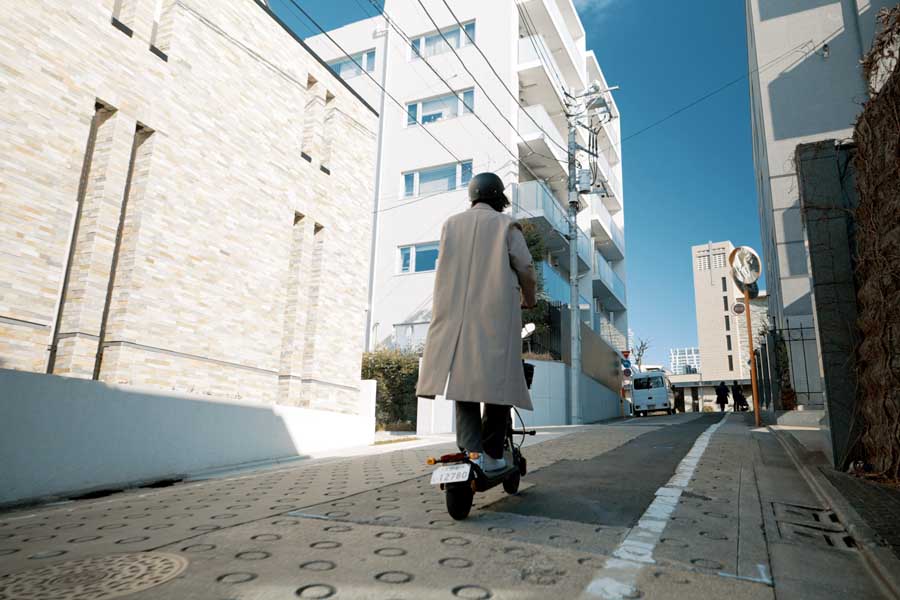 勾配の激しい坂をのぼる電動キックボード（画像：KOKO）