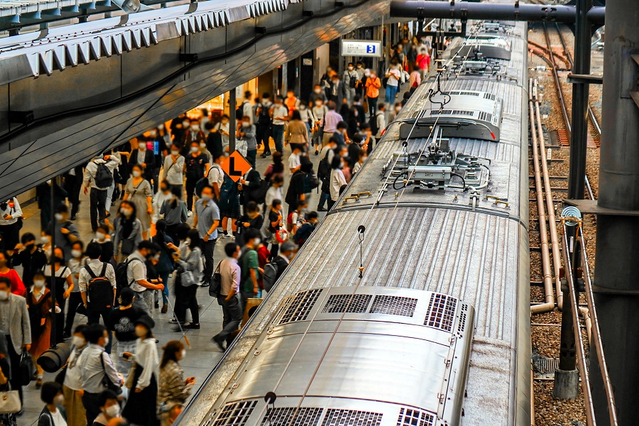大勢の乗降客で混み合う駅ホームのイメージ（画像：写真AC）