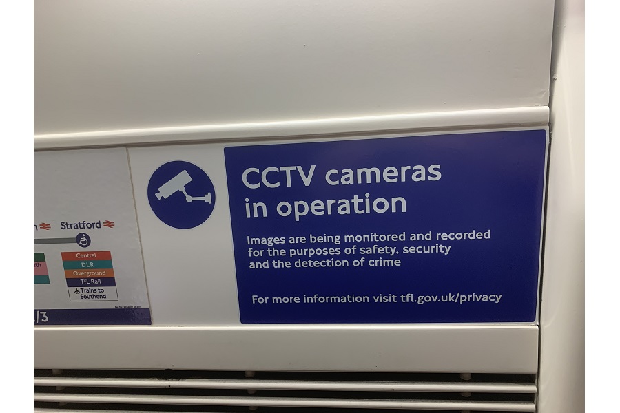 ロンドン地下鉄車内の「防犯カメラ作動中」（画像：鳴海汐）