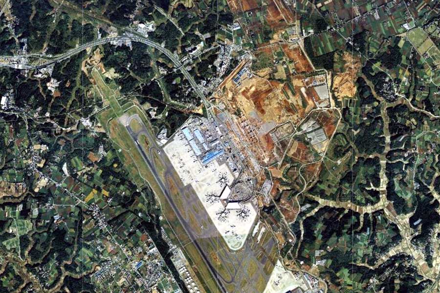 1990年頃の成田空港の航空写真（画像：国土地理院）