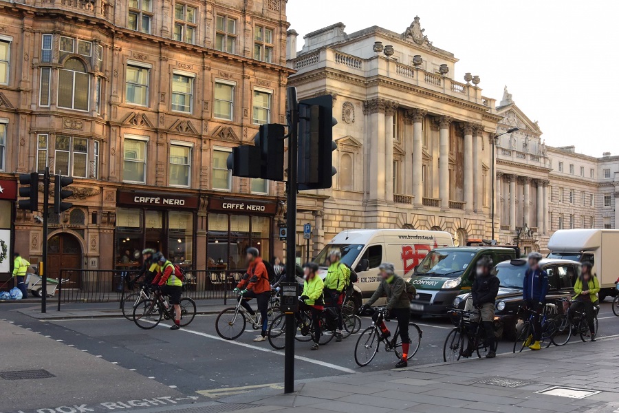 自動車や自転車などが行き交うロンドンの朝の通勤風景（画像：写真AC）