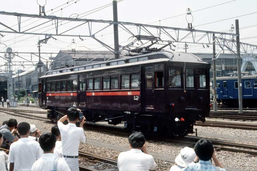 動態復元された日本最古の国産電車「ナデ6141」。東京・大田区のJR東日本大井工場。1987（昭和62）年8月1日撮影（画像：時事）