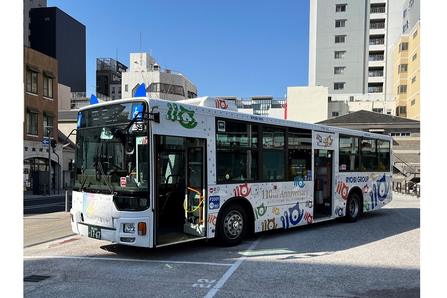 2月に始まった企画バス「アートバス」（画像：両備ホールディングス）