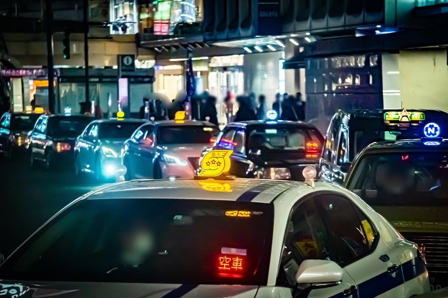 街中を行くタクシーのイメージ（画像：写真AC）