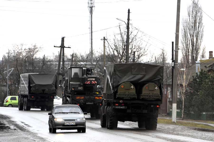 ウクライナと国境を接するロシア南部ロストフ州の道路を進むロシア軍車両（画像：AFP＝時事）