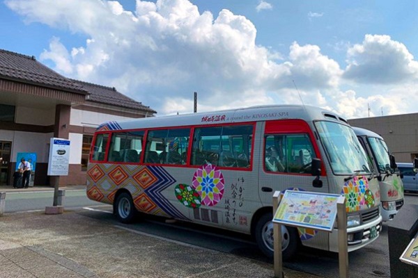 駅舎の前で送迎バスが待機している。あらゆる旅館の入り口まで送り届けてくれるので、外国人旅行客も迷うことがない（画像：カレイラ松崎順子）
