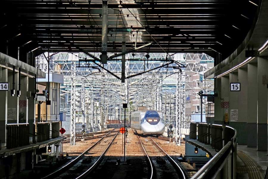 博多駅に入線する博多南線・700系レールスター。今や700系自体が「1世代前の珍しい新幹線」となっているためか歓声を上げる子どもの声も聞こえた（画像：若杉優貴）