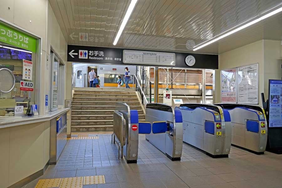 改札口から新幹線が見える博多南駅。ホームには記念撮影をする家族連れの姿が（画像：若杉優貴）