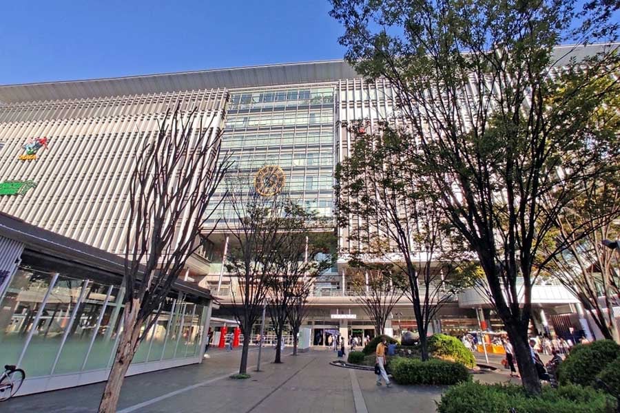 現在のJR博多駅ビル「JR博多シティ」。阪急百貨店や東急ハンズなどが出店する（画像：若杉優貴）