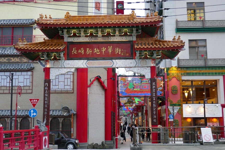 STLOCALの体験は長崎新地中華街からスタート。日本三大中華街の一つで、南北250mの十字路を中心に約40件が軒を連ねる（画像：会田肇）