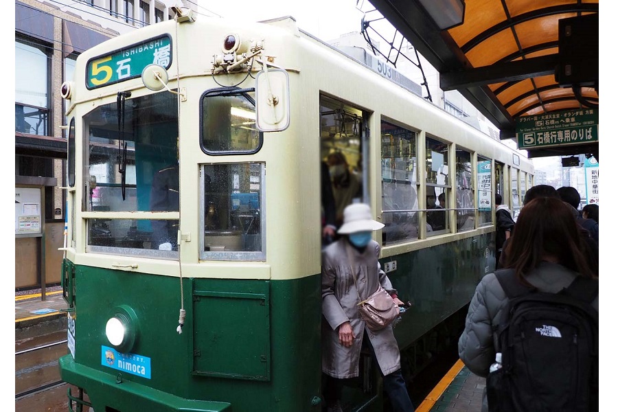 観光型MaaSアプリ「STLOCAL」を体験。市内の移動は路面電車を利用。乗車ごとに人数分も買えるが、事前に1日乗車券を購入することもできる（画像：会田肇）