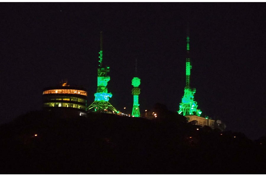 STLOCALのイメージカラーである緑色にライトアップされた稲佐山の電波塔