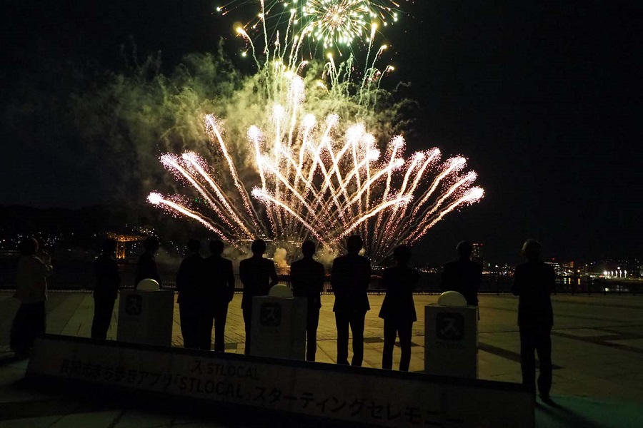 約5分間にわたって打ち上げられた花火で、長崎港の夜空が幻想的なひとときを過ごすこととなった