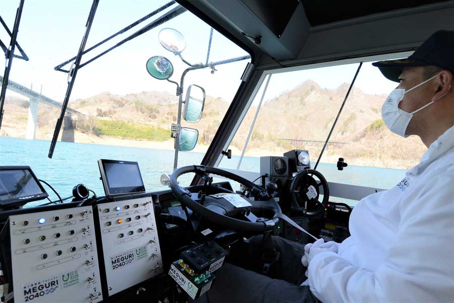 水陸両用船内の実証実験の様子（画像：日本財団）