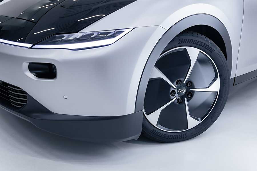 太陽光発電型電気自動車「Lightyear One」と特別仕様タイヤ「TURANZA ECO」（画像：ブリヂストン）。