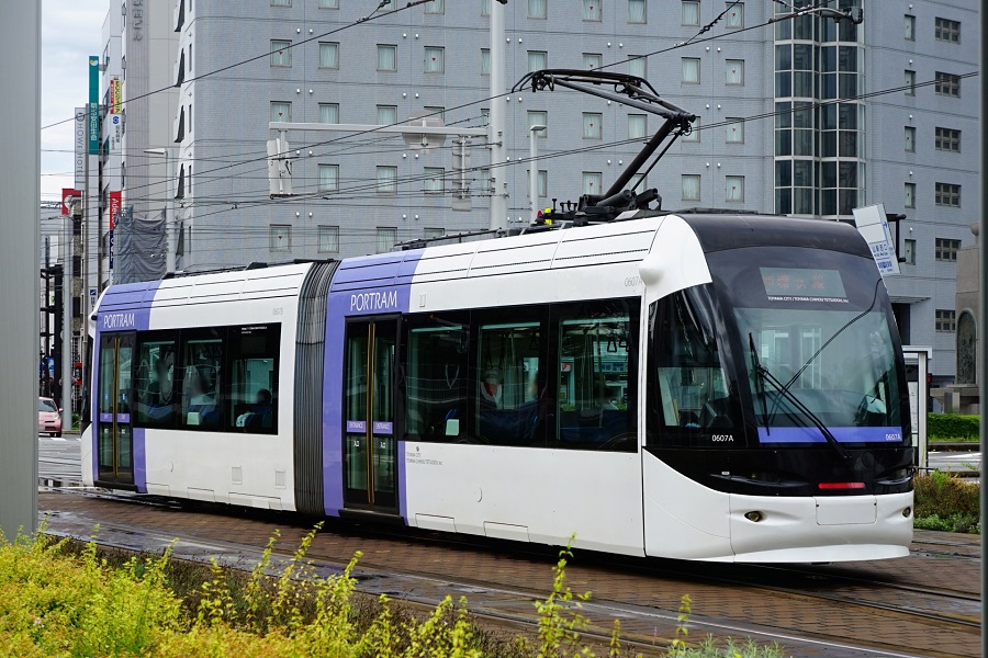  LRT（Light Rail Transit）。低床式車両の活用や軌道・電停の改良による乗降の容易性、定時性、速達性、快適性などが特徴（画像：写真AC）