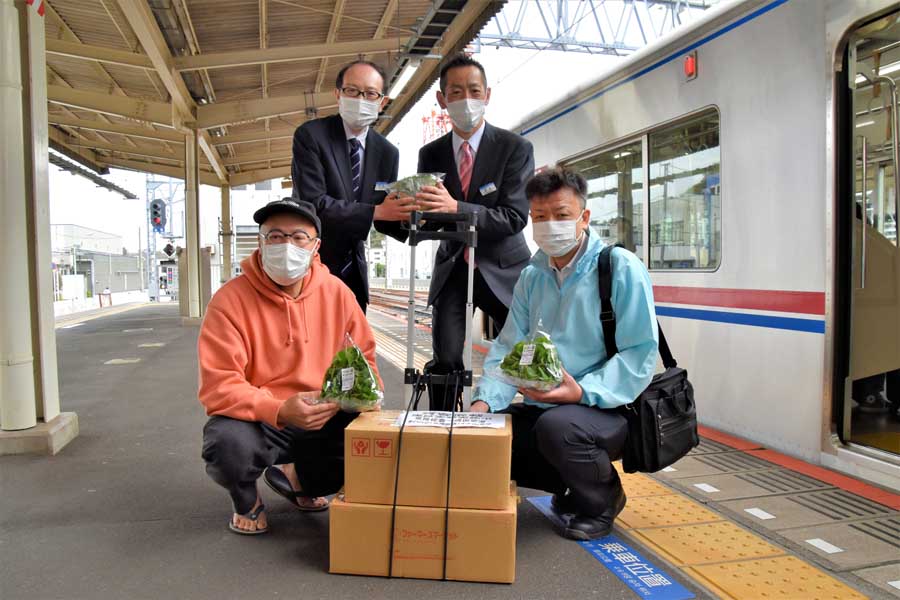 京成佐倉駅での貨客混載のフォトセッション（画像：岸田法眼）