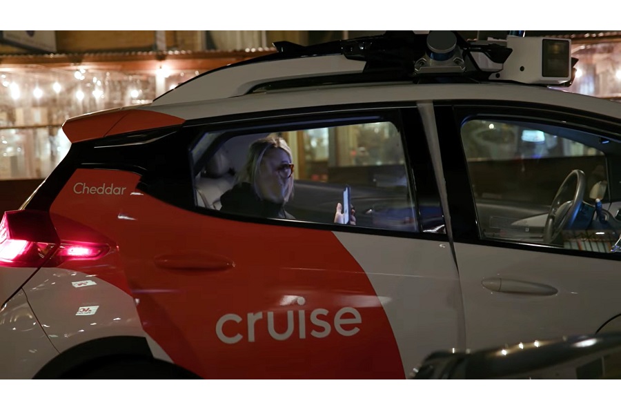 自動運転システム開発のクルーズ社による自動運転タクシーサービスの様子（Cruise社の動画より）