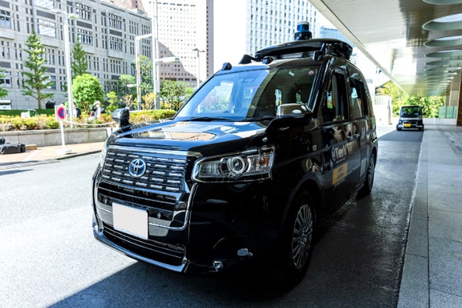 東京・西新宿で行われた自動運転移動サービスの車両。性能としてはレベル4の能力を備えていた（画像：大成建設）