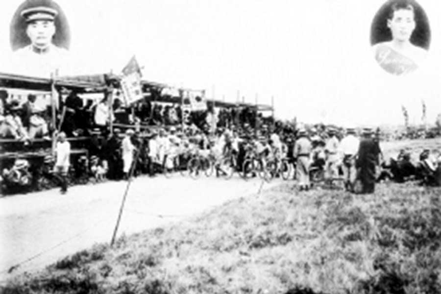 兵庫県武庫郡魚崎町（現・神戸市東灘区）の新設グラウンドで開催された全国連合自転車大競争の様子。「写真の中の明治・大正」より（画像：国立国会図書館）