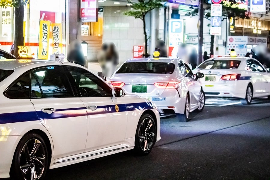街中を行くタクシーのイメージ（画像：写真AC）