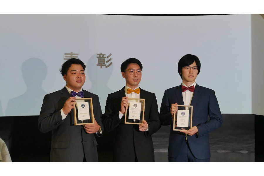 デザインコンペで受賞した（左から）銀賞の原さん、金賞の中村さん、銅賞の藤井さん（画像：有機米デザイン）