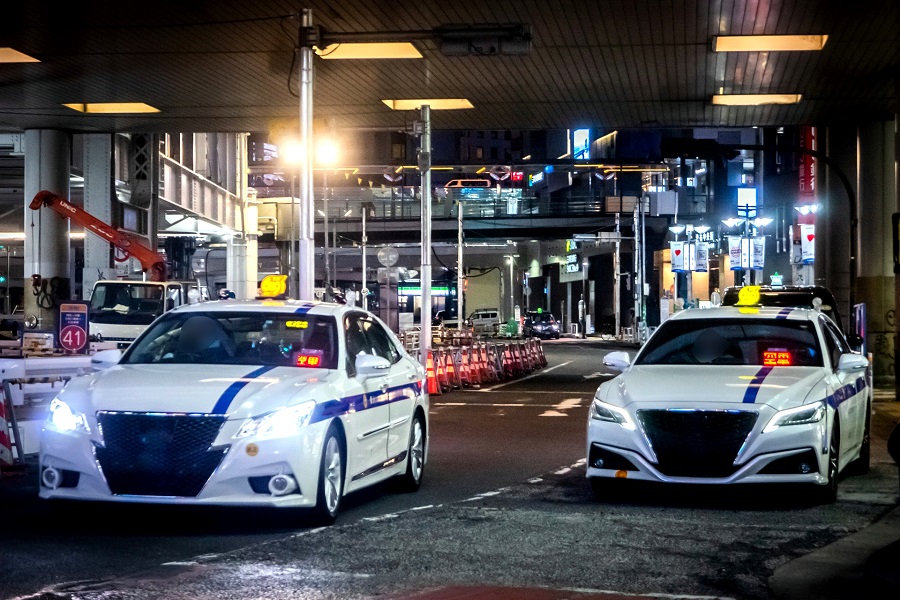 街中を行くタクシーのイメージ（画像：写真AC）